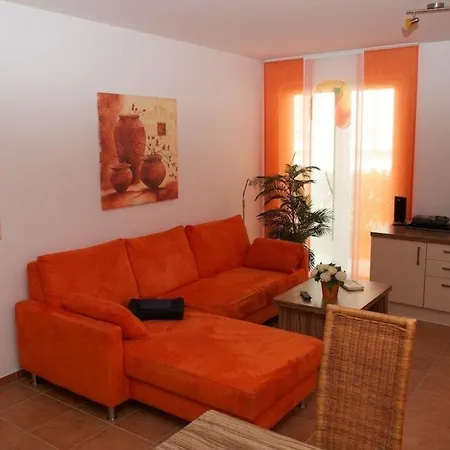 Gemuetliche Im Ostseebad Mit Schoenem Garten Am Hochufer Ueber Der Seebruecke Apartment